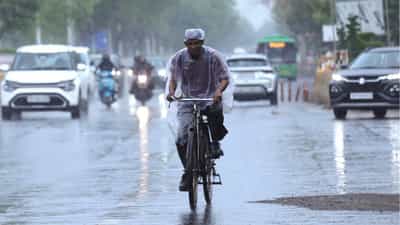 Kerala Weather Alert: ഇടിമിന്നലും കാറ്റും മഴയും... ഒപ്പം കത്തുന്ന വെയിലും; ഈ ജില്ലകളിൽ മുന്നറിയിപ്പ്