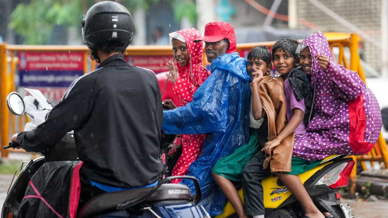 Kerala Weather Update:എരിപൊരി ചൂട് ഇന്നുകൂടി... നാളെ മുതൽ മഴ തകർക്കുമോ? മുന്നറിയിപ്പുള്ള ജില്ലകൾ ഇതെല്ലാം Kerala Weather Update:എരിപൊരി ചൂട് ഇന്നുകൂടി... നാളെ മുതൽ മഴ തകർക്കുമോ? മുന്നറിയിപ്പുള്ള ജില്ലകൾ ഇതെല്ലാം
