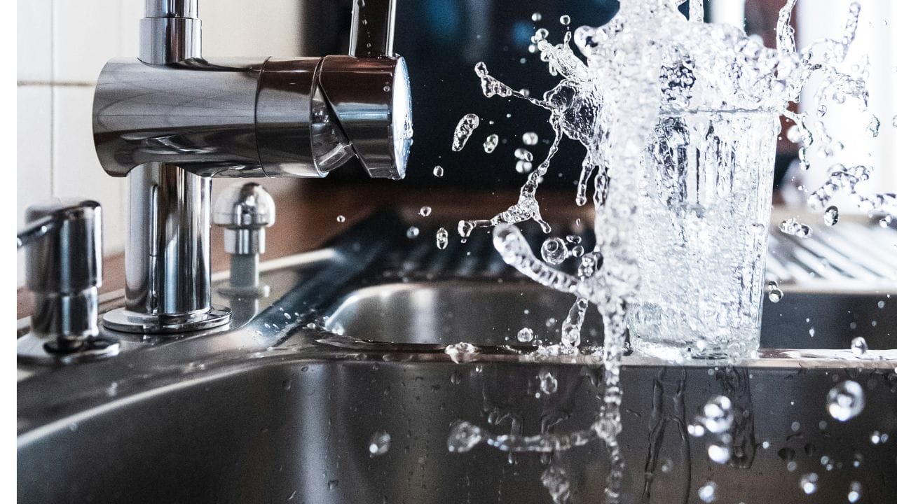 തുരുമ്പ് കറകളോ കഠിനമായ വെള്ളത്തിന്റെ പാടുകളോ ഉണ്ടെങ്കിൽ നാരങ്ങാനീരും ഉപ്പും കലർത്തിയ മിശ്രിതം ഉപയോഗിച്ച് ഉരയ്ക്കുക. ഇത് സിങ്കിന് നല്ല സുഗന്ധം നൽകുകയും ചെയ്യും.  സിങ്ക് കഴുകി ഉണങ്ങിയ ശേഷം ഒരു തുണിയിൽ അല്പം ഒലിവ് ഓയിൽ ഒഴിച്ച് തുടയ്ക്കുന്നത് സ്റ്റീലിന് പഴയ തിളക്കം തിരികെ നൽകാൻ സഹായിക്കും.