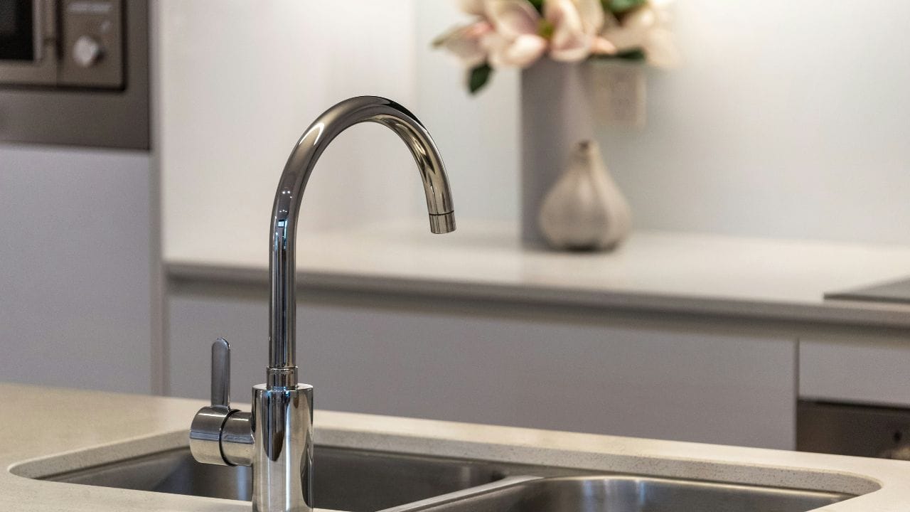 ഓരോ തവണ പാത്രം കഴുകിക്കഴിഞ്ഞും മൈൽഡ് ആയ ഡിഷ് സോപ്പ് ഉപയോഗിച്ച് സിങ്ക് വൃത്തിയാക്കുന്നത് കൊഴുപ്പ് അടിഞ്ഞുകൂടുന്നത് ഒഴിവാക്കും. സിങ്ക് വൃത്തിയാക്കാൻ കമ്പിനാര് ഉപയോഗിക്കുന്നത് ഒഴിവാക്കുക. ഇത് സ്റ്റീലിൽ പോറലുകൾ വീഴ്ത്താൻ കാരണമാകും. പകരം മൃദുവായ സ്പോഞ്ചോ തുണിയോ ഉപയോഗിക്കുക.