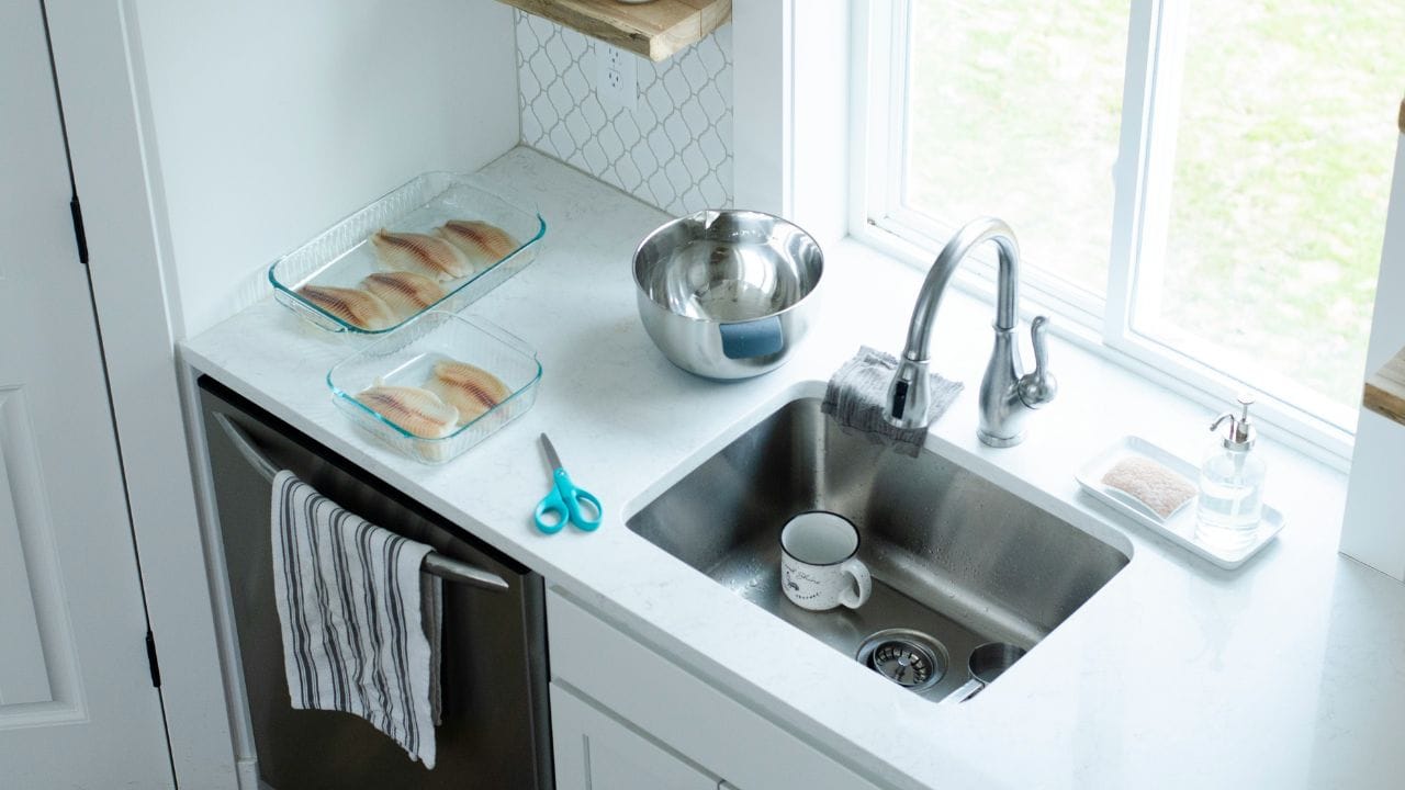 സിങ്കിലെ പൈപ്പുകളിൽ നിന്നുള്ള ദുർഗന്ധം മാറാൻ ചൂടുവെള്ളത്തിൽ അല്പം നാരങ്ങാനീരോ വിനാഗിരിയോ ഒഴിച്ച് ഒഴിക്കുക. സിങ്ക് ഉപയോഗിച്ച ശേഷം ഉണങ്ങിയ തുണി കൊണ്ട് തുടച്ചു വെക്കുന്നത് വെള്ളത്തിലെ ധാതുക്കൾ അടിഞ്ഞുകൂടി പാടുകൾ ഉണ്ടാകുന്നത് തടയും.