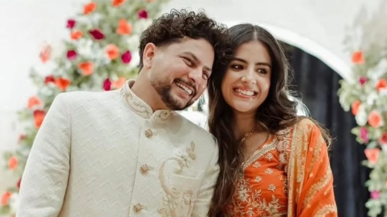 ഇന്ത്യന്‍ ക്രിക്കറ്റ് താരം കുല്‍ദീപ് യാദവ് വിവാഹിതനാകുന്നു. ബാല്യകാല സുഹൃത്ത് വന്‍ഷിക ഛദ്ദയാണ് വധു. മാര്‍ച്ച് 14-നാണ് വിവാഹം (Image Credits: Social Media).