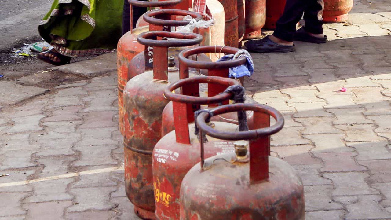 Gas Booking Fraud: ഗ്യാസ് ബുക്കിങ്ങിൻ്റെ പേരിൽ തട്ടിപ്പ്; ബാങ്ക് വിവരങ്ങൾ ചോർത്തും, ജാഗ്രത Gas Booking Fraud: ഗ്യാസ് ബുക്കിങ്ങിൻ്റെ പേരിൽ തട്ടിപ്പ്; ബാങ്ക് വിവരങ്ങൾ ചോർത്തും, ജാഗ്രത