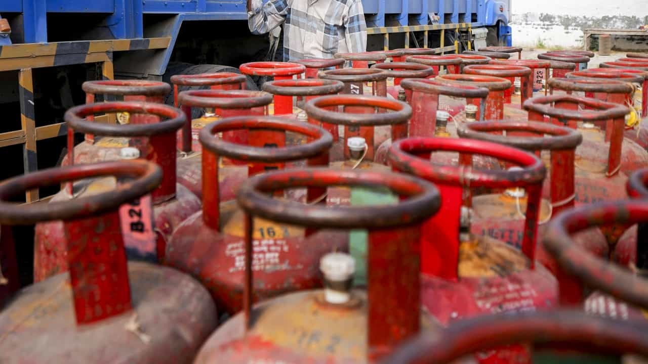 LPG Cylinder Shortage: എല്പിജി കള്ളന്മാരുണ്ട്, സൂക്ഷിക്കുക! രാജ്യത്തിന്റെ വിവിധ ഭാഗങ്ങളില് മോഷണം; അനധികൃതമായി സൂക്ഷിച്ചവരും കുടുങ്ങി LPG Cylinder Shortage: എല്പിജി കള്ളന്മാരുണ്ട്, സൂക്ഷിക്കുക! രാജ്യത്തിന്റെ വിവിധ ഭാഗങ്ങളില് മോഷണം; അനധികൃതമായി സൂക്ഷിച്ചവരും കുടുങ്ങി
