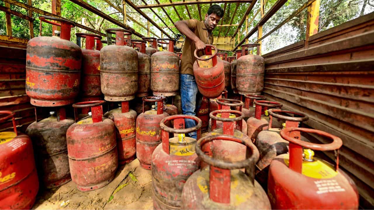 തിങ്കളാഴ്ച പുറത്തിറങ്ങിയാൽ ചായ പോലും കിട്ടില്ല! പാചകവാതക പ്രതിസന്ധിയിൽ സമരവുമായി ഹോട്ടൽ സംഘടന തിങ്കളാഴ്ച പുറത്തിറങ്ങിയാൽ ചായ പോലും കിട്ടില്ല! പാചകവാതക പ്രതിസന്ധിയിൽ സമരവുമായി ഹോട്ടൽ സംഘടന