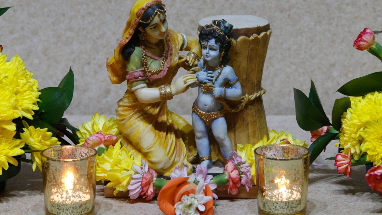 വാസ്തവത്തിൽ ശ്രീകൃഷ്ണൻ നരകാസുരനെ വധിച്ചപ്പോൾ അദ്ദേഹത്തിന്റെ തടവറയിൽ ആയിരുന്ന 16108 ഗോപികമാരെ മോചിപ്പിച്ചു.
നരകാസുരൻ രാജ്യത്തിന്റെ വിവിധ കോണുകളിൽ നിന്ന് അവരെ പിടികൂടി തടവിലാക്കിയിരുന്നു. നരകാസുരനിൽ നിന്ന് മോചിപ്പിക്കപ്പെട്ടപ്പോൾ, സമൂഹത്തിൽ അവരുടെ സംരക്ഷകർ ആരായിരിക്കും, ഭാവിയിൽ അവരെ ആര് പിന്തുണയ്ക്കും സംരക്ഷിക്കും എന്ന ചോദ്യവും ഉയർന്നു വന്നു. നാണക്കേട് ജീവനെക്കുറിച്ചുള്ള ഭയം അപമാനം എന്നിവയും അവർ നേരിടേണ്ടതായി വന്നു.(PHOTO: GETTY IMAGE)