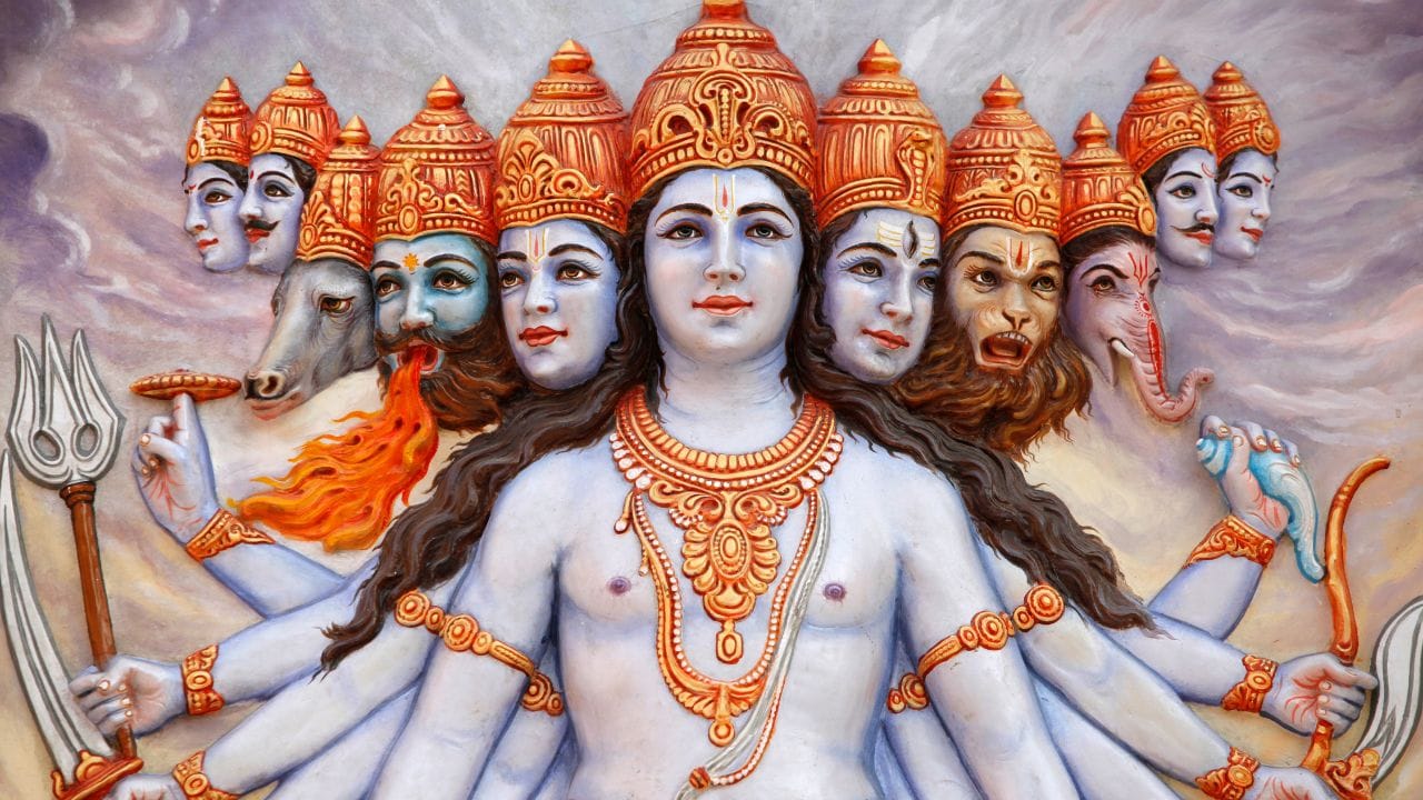 രണ്ട് വ്യക്തിത്വങ്ങൾക്കും സ്ത്രീകളുമായി ബന്ധപ്പെട്ട കാര്യങ്ങൾ വരുമ്പോൾ ചില വിമർശനങ്ങളും ഉയർന്നു. രാമന്റെ കാര്യത്തിൽ‌ ഭാര്യയായ സീതയെ കാട്ടിൽ വിട്ടു. കൃഷ്ണനാകട്ടെ 16108 ഭാര്യമാർ ഉണ്ട് എന്ന തരത്തിലും.എന്നാൽ ഭഗവാന്റെ രൂപം, കൃപ, ലീലകൾ എന്നിവ നാം ശ്രദ്ധാപൂർവ്വം നിരീക്ഷിക്കുമ്പോൾ, ഈ പ്രസ്താവനയുടെ സത്യം അറിയാം. വേദങ്ങളിൽ എന്താണ് പരാമർശിച്ചിരിക്കുന്നതെന്ന് അറിയുന്നത് ശുഭകരമാണ്.(PHOTO: GETTY IMAGE)