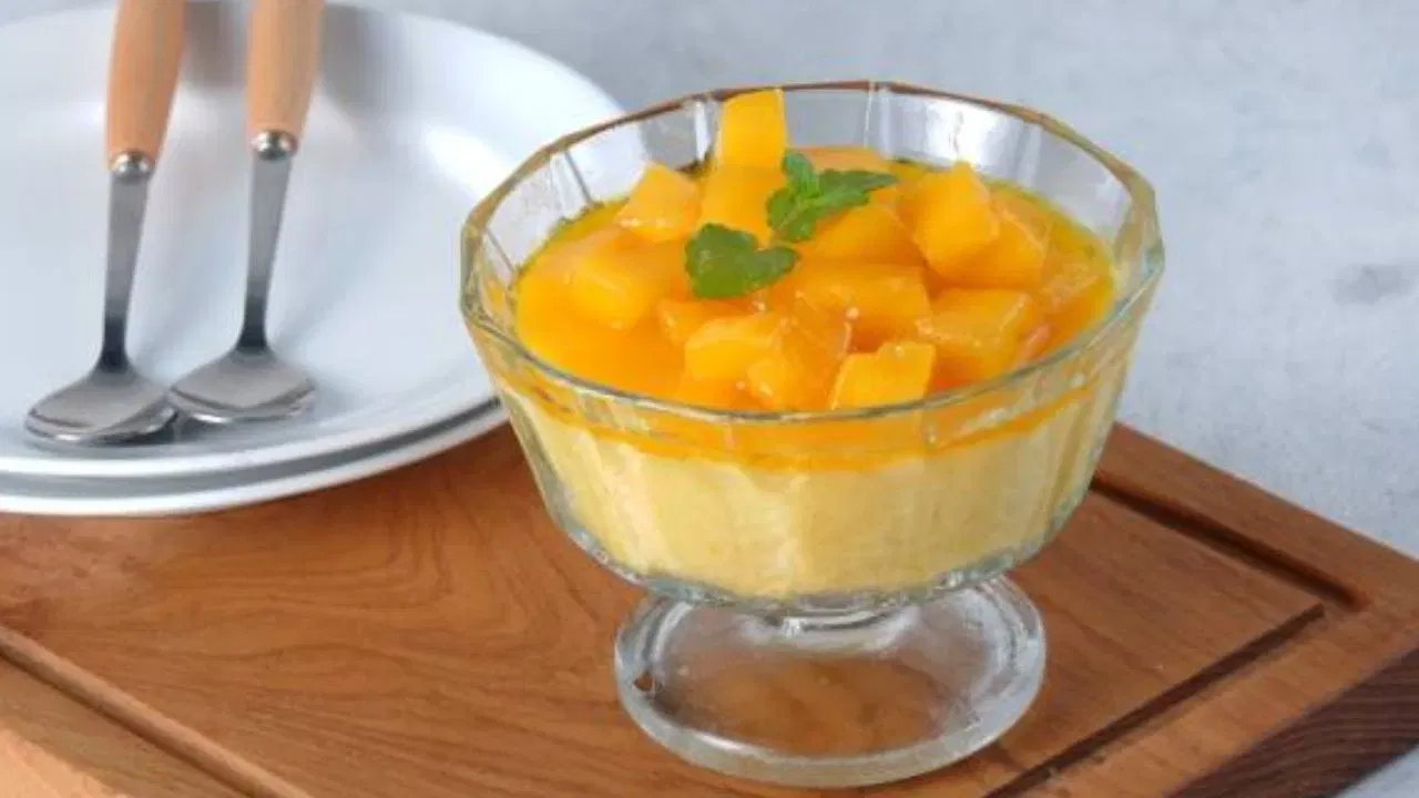 കുറഞ്ഞത് 3 മുതൽ 4 മണിക്കൂർ വരെ ഫ്രിഡ്ജിൽ വെച്ച് തണുപ്പിച്ചാൽ മാത്രമേ പുഡ്ഡിംഗ് കൃത്യമായ രൂപത്തിൽ ലഭിക്കുകയുള്ളൂ എന്നത് പ്രത്യേകം ശ്രദ്ധിക്കണം. വെറുതെ ഫ്രിഡ്ജിൽ വെച്ചാലും ഇത് കൃത്യമായി കിട്ടും. ഫ്രീസറിൽ വെയ്ക്കേണ്ടതിന്റെ ആവശ്യകത ഇല്ല. 