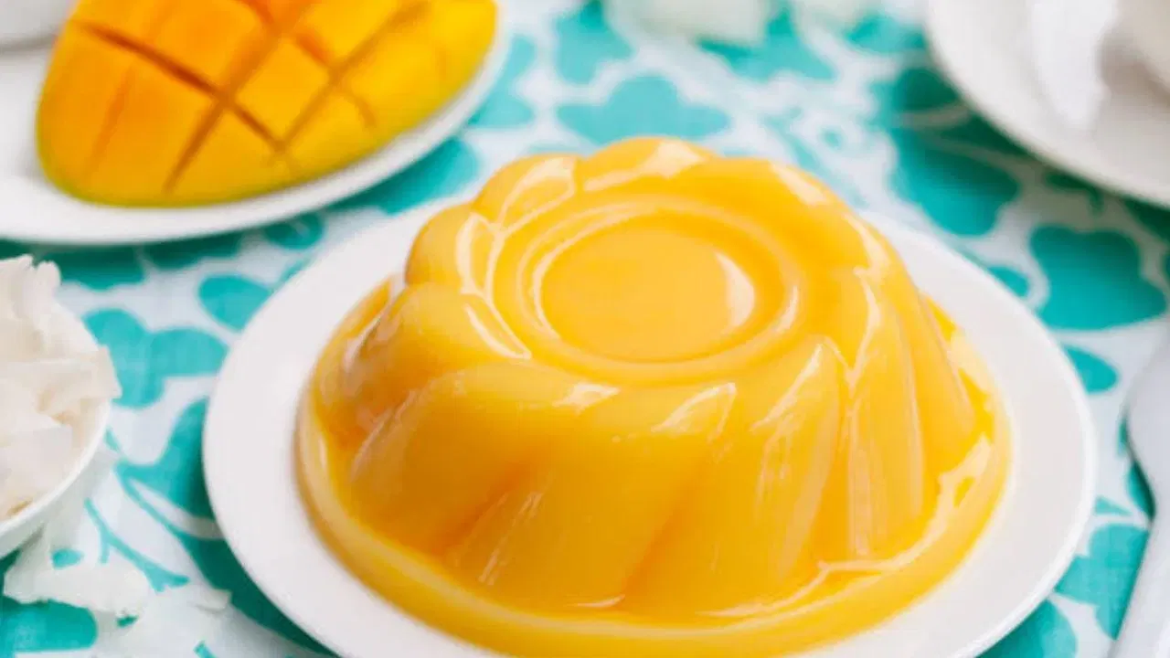 ഇതിനായി ആദ്യം മാമ്പഴം തൊലി കളഞ്ഞ് കഷ്ണങ്ങളാക്കി പഞ്ചസാര ചേർത്ത് മിക്സിയിൽ നന്നായി അടിച്ചെടുക്കുക. ഒരു പാത്രത്തിൽ പാലൊഴിച്ച് ചൂടാക്കുക. ഇതിലേക്ക് അല്പം പാലിൽ കലക്കി വെച്ചിരിക്കുന്ന കോൺഫ്ലവർ ചേർത്ത് ഇളക്കുക. മിശ്രിതം കുറുകി വരുമ്പോൾ തയ്യാറാക്കി വെച്ചിരിക്കുന്ന മാമ്പഴ പ്യൂരി ഇതിലേക്ക് ചേർത്ത് നന്നായി യോജിപ്പിക്കുക.