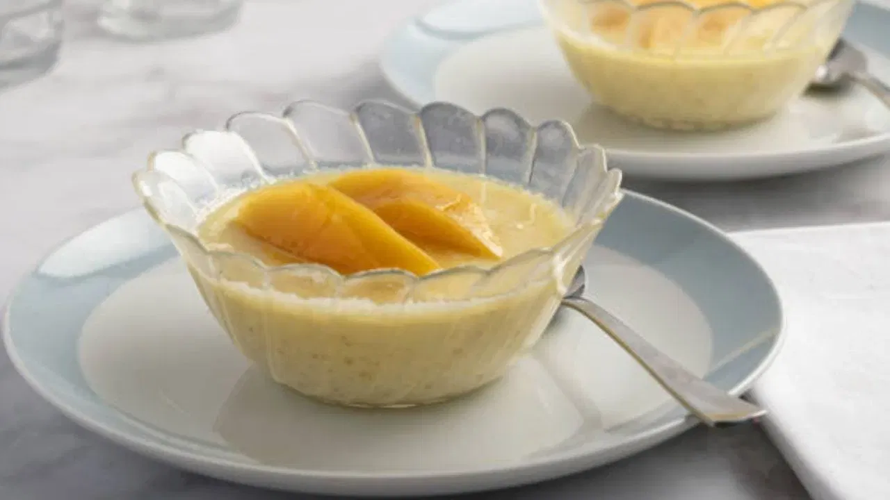 ഇത് ഒരു പുഡ്ഡിംഗ് ട്രേയിലോ ബൗളിലോ ഒഴിച്ച് തണുപ്പിക്കാൻ വയ്ക്കുക. നന്നായി സെറ്റായ ശേഷം ഫ്രിഡ്ജിൽ വെച്ച് തണുപ്പിച്ച് വിളമ്പാം. വേനൽച്ചൂടിൽ കുട്ടികൾക്കും മുതിർന്നവർക്കും ഒരുപോലെ ഇഷ്ടപ്പെടുന്ന ഈ വിഭവം മാമ്പഴത്തിന്റെ തനതായ രുചി നിലനിർത്തുന്നു എന്നതാണ് ഇതിന്റെ പ്രത്യേകത.