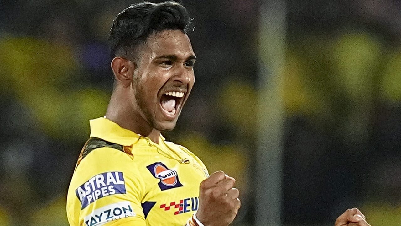 ഐപിഎല് ആരംഭിക്കുന്നതിന് മുമ്പ് കൊല്ക്കത്ത നൈറ്റ് റൈഡേഴ്സിന് തിരിച്ചടി. ഏറെ പ്രതീക്ഷയോടെ കെകെആര് താരലേലത്തിലൂടെ ടീമിലെത്തിച്ച ശ്രീലങ്കന് പേസര് മതീഷ പതിരണയ്ക്ക് ടൂര്ണമെന്റിലെ ആദ്യ ഘട്ട മത്സരങ്ങള് നഷ്ടമാകും. പരിക്കാണ് തിരിച്ചടിയായത്. 18 കോടി രൂപയ്ക്കാണ് പതിരണയെ കൊല്ക്കത്ത ടീമിലെത്തിച്ചത് (Image Credits: PTI).