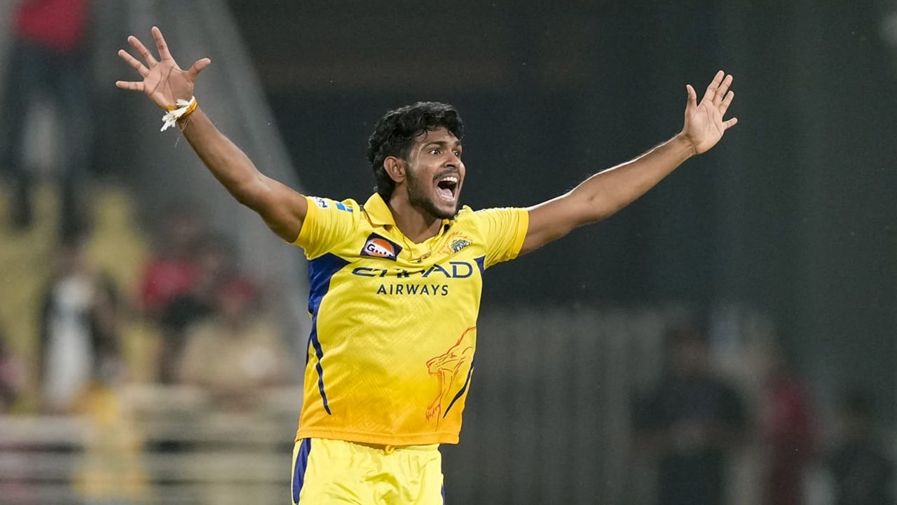 മുന്‍ സീസണുകളില്‍ ചെന്നൈ സൂപ്പര്‍ കിങ്‌സിന്റെ താരമായിരുന്നു. ഡെത്ത് ഓവറുകളില്‍ മികച്ച രീതിയില്‍ പന്തെറിയാനുള്ള മികവാണ് പതിരണയെ ശ്രദ്ധേയനാക്കുന്നത്. യോര്‍ക്കറുകള്‍ എറിയുന്നതിലും വൈദഗ്ധ്യമുണ്ട്. അതുകൊണ്ട് തന്നെ, പതിരണ കൊല്‍ക്കത്തയുടെ പേസാക്രമണത്തിന് കരുത്ത് പകരുമെന്നായിരുന്നു പ്രതീക്ഷ (Image Credits: PTI).