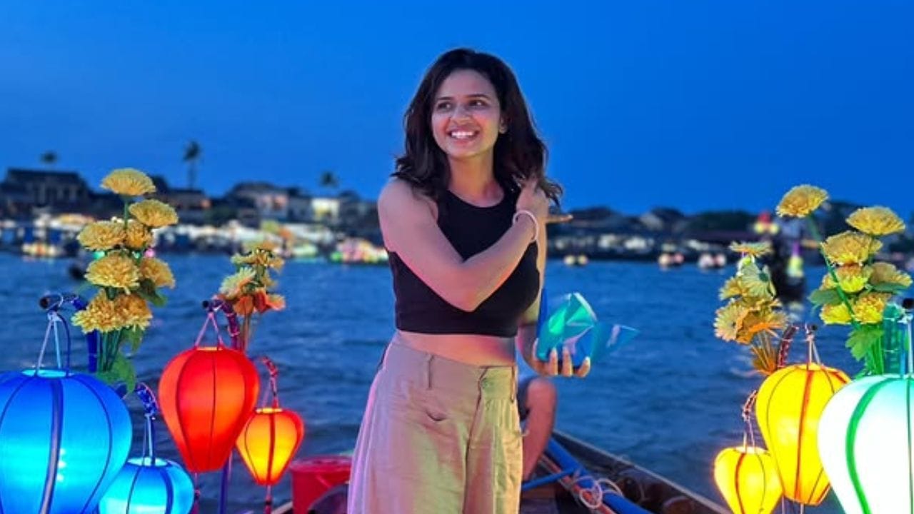 അതിന്റെ പേരിലും വലിയ രീതിയിലുള്ള ട്രോളുകളും വിമർശനങ്ങളും ആണ് നടി നേരിടേണ്ടിവന്നത്. കൂടാതെ പല വേദികളിലും എത്തുമ്പോൾ മീനാക്ഷി ധരിക്കുന്ന വസ്ത്രത്തെയും ആളുകൾ വലിയ രീതിയിൽ വിമർശിക്കാറുണ്ട്. ബോഡി ഷെയ്മിങ് തെറ്റാണെന്ന് പറയുന്ന ഈ നാട്ടിലുള്ള ആളുകൾ തന്നെയാണ് മീനാക്ഷി ഒരു സമയത്ത് വലിയ തരത്തിലുള്ള ബോഡി ഷെയ്മിങ്ങുകൾക്കും ഇരയാകേണ്ടി വന്നത്. (PHOTO: INSTAGRAM)
