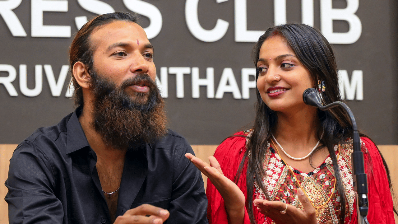 Monalisa Bhosle: മൊണാലിസയ്ക്ക് 18 വയസ് ആയില്ല, കേസെടുക്കാൻ മധ്യപ്രദേശ് പോലീസ് Monalisa Bhosle: മൊണാലിസയ്ക്ക് 18 വയസ് ആയില്ല, കേസെടുക്കാൻ മധ്യപ്രദേശ് പോലീസ്