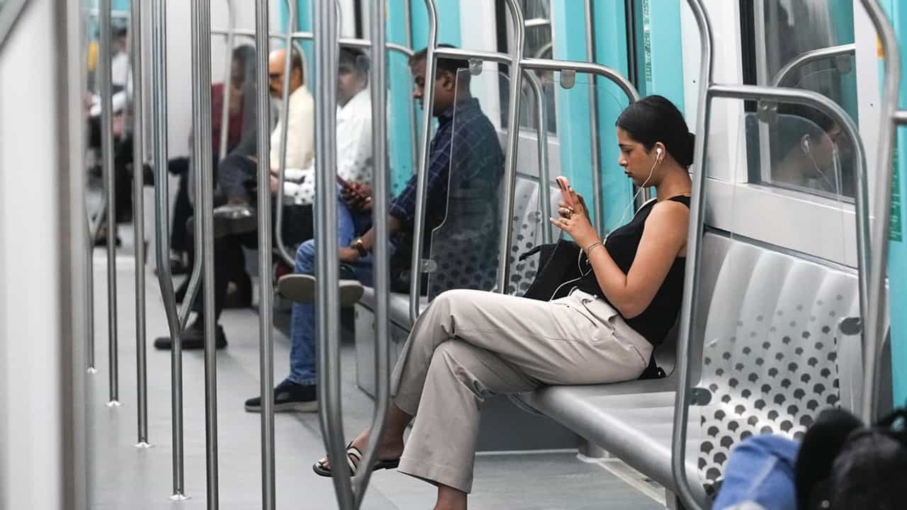 Mumbai Metro: മെട്രോ എത്തും, പക്ഷേ റേഞ്ച് എത്തില്ല; മുംബൈ അക്വാ ലൈനില് നോ സിഗ്നല് Mumbai Metro: മെട്രോ എത്തും, പക്ഷേ റേഞ്ച് എത്തില്ല; മുംബൈ അക്വാ ലൈനില് നോ സിഗ്നല്