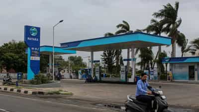 Petrol Diesel Prices: എണ്ണയടിക്കല് എളുപ്പമല്ല; പെട്രോളിനും ഡീസലിനും വില വര്ധിപ്പിച്ച് നയാര Petrol Diesel Prices: എണ്ണയടിക്കല് എളുപ്പമല്ല; പെട്രോളിനും ഡീസലിനും വില വര്ധിപ്പിച്ച് നയാര