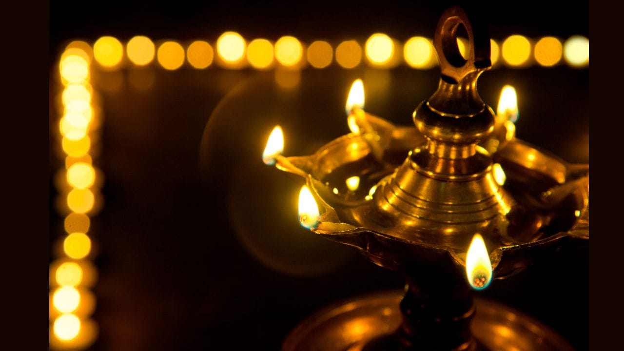 ജ്യോതിഷത്തിൽ സന്ധ്യാസമയത്ത് പ്രദോഷകാലം എന്നാണ് പറയുന്നത്. ഈ സമയത്ത് ലക്ഷ്മി ദേവി ഭൂമിയിൽ ചുറ്റി സഞ്ചരിക്കുമെന്നും പറയപ്പെടുന്നു. അതുകൊണ്ടാണ് സന്ധ്യാസമയത്ത് കലഹം ഉണ്ടാക്കരുത് എന്നും വീടും പരിസരവും എല്ലാം വൃത്തിയാക്കിയതിനു ശേഷം വീട്ടിൽ വെളിച്ചം പകരണം എന്നും പറയപ്പെടുന്നത്. ഒരിക്കലും സന്ധ്യാസമയത്ത് വീട് ഇരുട്ടാക്കി വെക്കുവാൻ പാടില്ല അതുകൊണ്ടാണ് ആദ്യകാലങ്ങൾ തൊട്ട് സന്ധ്യയായാൽ വീട്ടിൽ വിളക്ക് കൊളുത്തുന്നത്. (PHOTO: GETTY IMAGES)