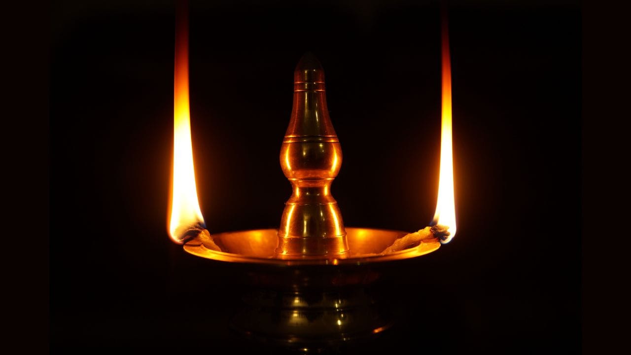 തിരി തയ്യാറാക്കുന്നതിനായി നല്ല വൃത്തിയുള്ള തുണികൾ വേണം ഉപയോഗിക്കാൻ. കൂടാതെ ദിവസവും വിളക്ക് നന്നായി കഴുകണം തേച്ചു വൃത്തിയാക്കണം. വിളക്ക് കത്തിച്ച് കറുത്ത നിറത്തിലായ വിളക്കിൽ ഒരിക്കലും അടുത്ത ദിവസവും തിരി തെളിയിക്കുവാൻ പാടില്ല. ഇത് ലക്ഷ്മിദേവിയെ കോപിപ്പിക്കുകയും വീട്ടിലേക്ക് നെഗറ്റീവ് എനർജിതൻ ചെയ്യപ്പെടുകയും ചെയ്യും. അതിനാൽ ഈ കാര്യങ്ങൾ ശ്രദ്ധിക്കുക.(PHOTO: GETTY IMAGES)