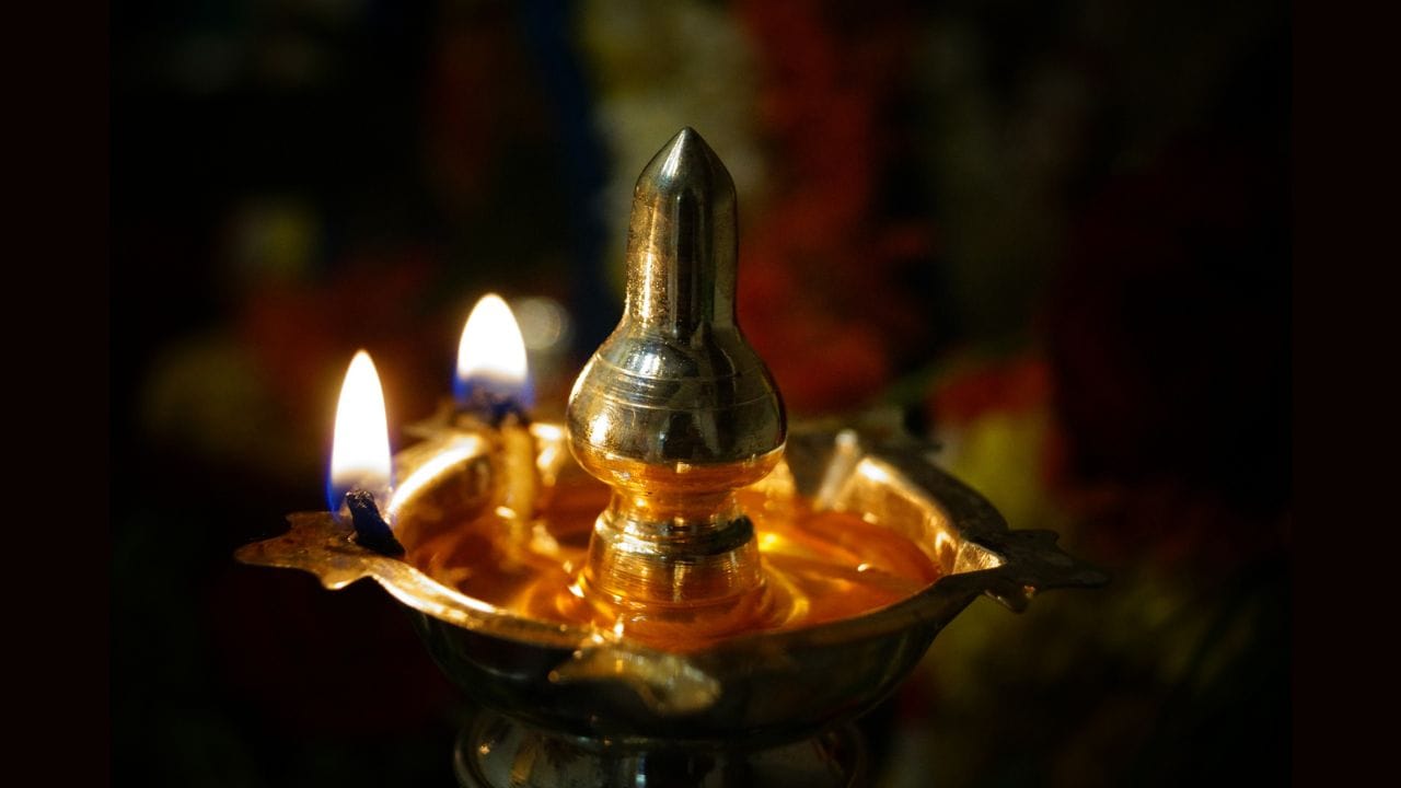 എന്നാൽ ചില കാര്യങ്ങളിൽ വളരെയധികം ശ്രദ്ധ നൽകേണ്ടതുണ്ട്. അതായത് വിളക്ക് എപ്പോഴും വീടിന്റെ പ്രധാന കവാടത്തിന്റെ വലതുവശത്തായി വേണം സ്ഥാപിക്കുവാൻ. കടുക് എണ്ണയോ നെയ്യോ ഉപയോഗിച്ച് വേണം വിളക്ക് കത്തിക്കാൻ. അല്ലാത്ത എണ്ണകൾ ഉപയോഗിച്ച് വിളക്ക് കത്തിക്കുന്നത് കൊണ്ട് യാതൊരു ഗുണവും ലഭിക്കുന്നില്ല. സന്ധ്യാസമയത്ത് അല്ലെങ്കിൽ സൂര്യാസ്തമയത്തിനു ശേഷം വിളക്ക് കൊളുത്തുന്നതാണ് ഏറ്റവും ഉചിതം. (PHOTO: GETTY IMAGES)