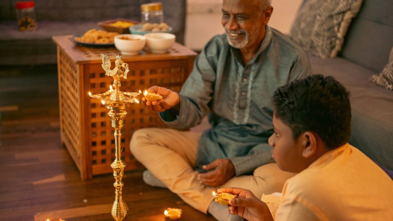 കേവലം വെളിച്ചത്തിന് മാത്രമല്ല, വിളക്ക് കൊളുത്തുന്നതിന് അർത്ഥം നമ്മുടെ മനസ്സിലും സമൂഹത്തിലുമുള്ള അജ്ഞതയെ അകറ്റി പോസിറ്റീവ് എനർജി ജീവിതത്തിലെ കൊണ്ടുവരിക എന്നാണ്. സമ്പത്ത്, സമൃദ്ധി, ഐശ്വര്യം എന്നിവയെ വരവേൽക്കുക എന്നതാണ്. സന്ധ്യ സമയത്ത് വിളക്ക് കൊളുത്തുന്നതിലൂടെ ലക്ഷ്യം വയ്ക്കുന്നത്. അതുകൊണ്ടുതന്നെ വീടിന്റെ പ്രധാന കവാടത്തിൽ നിലവിളക്ക് കൊളുത്തണം എന്നാണ് വിശ്വാസം.(PHOTO: GETTY IMAGES) 