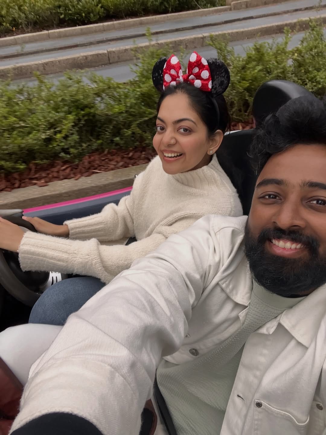 ദിയ ഇടയ്ക്കിടെ വീട് സന്ദര്‍ശിക്കുന്നതും വിവാഹത്തിന്റെ ഒരുക്കങ്ങളുടെ ഭാഗമാണെന്ന വിലയിരുത്തലും ആരാധകര്‍ക്കുണ്ട്. അഹാനയെയും നിമിഷിനെയും ഇഷാനിയുടെ പുതിയ സിനിമയുമായി ബന്ധപ്പെട്ട പരിപാടിക്കിടെ ഒരുമിച്ച് കണ്ടതും വിവാഹവുമായി ബന്ധപ്പെട്ട സംശയങ്ങള്‍ ഇരട്ടിയാക്കുന്നു. 

