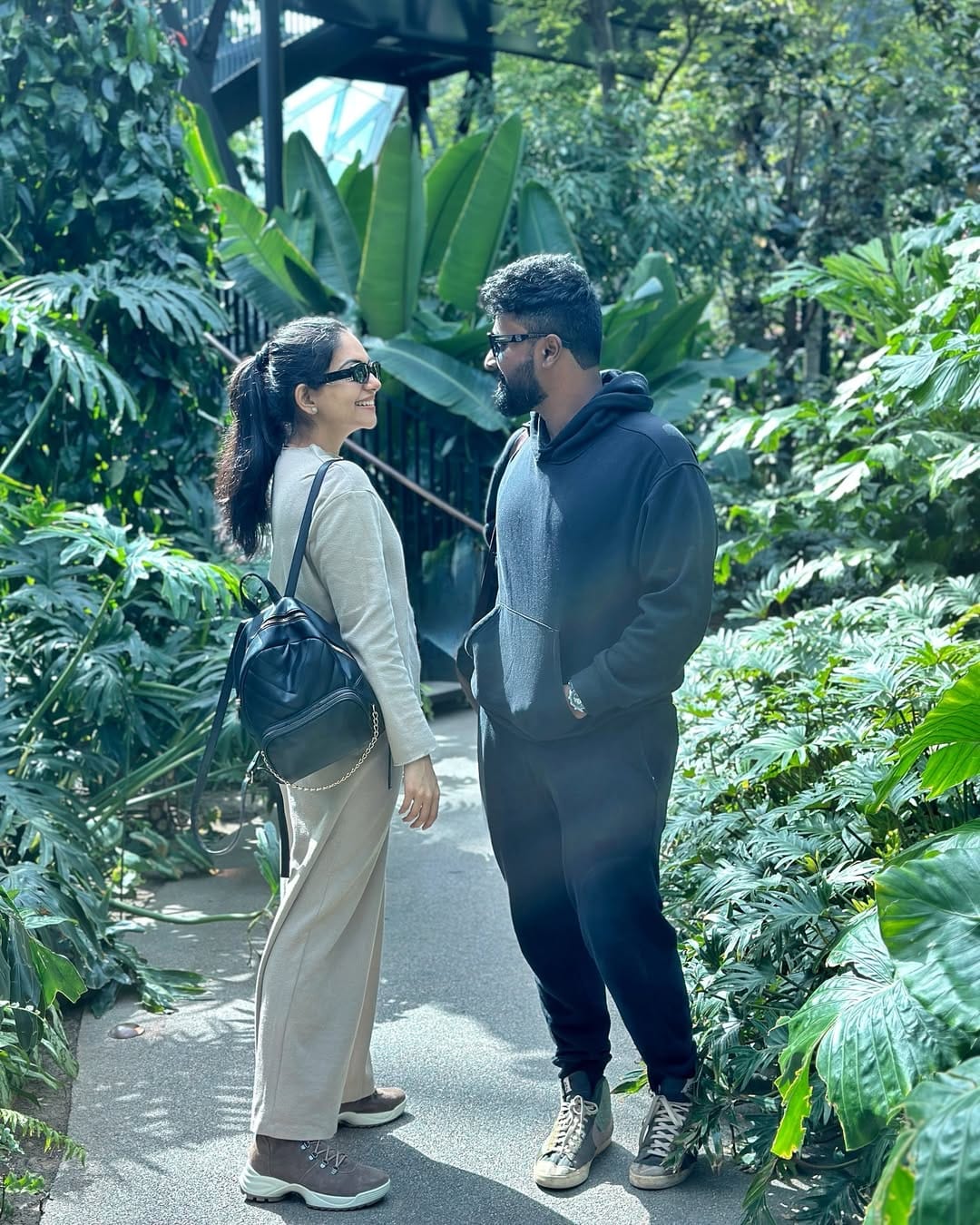 നിമിഷും അഹാനയും തമ്മിലുള്ള ബന്ധം തെളിയിച്ചുകൊണ്ട് നിരവധി പോസ്റ്റുകളും ചര്‍ച്ചകളും സമൂഹമാധ്യമങ്ങളില്‍ നടക്കുന്നുണ്ട്. ഇരുവരും 2026ന്റെ അവസാനത്തോടെ വിവാഹിതരാകും എന്നാണ് റിപ്പോര്‍ട്ടുകള്‍ സൂചിപ്പിക്കുന്നത്. ഇതിനുള്ള ഒരുക്കങ്ങള്‍ കൃഷ്ണ ഫാമിലിയില്‍ ആരംഭിച്ചതായും റിപ്പോര്‍ട്ടുകളുണ്ട്. 

