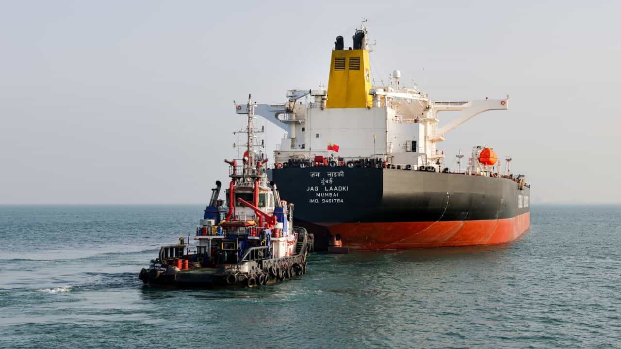 Indian Oil: സഹായഹസ്തം നീട്ടി ഇന്ത്യ; ബംഗ്ലാദേശിലേക്ക് 7,000 ടണ് ഡീസല് അയച്ചു Indian Oil: സഹായഹസ്തം നീട്ടി ഇന്ത്യ; ബംഗ്ലാദേശിലേക്ക് 7,000 ടണ് ഡീസല് അയച്ചു