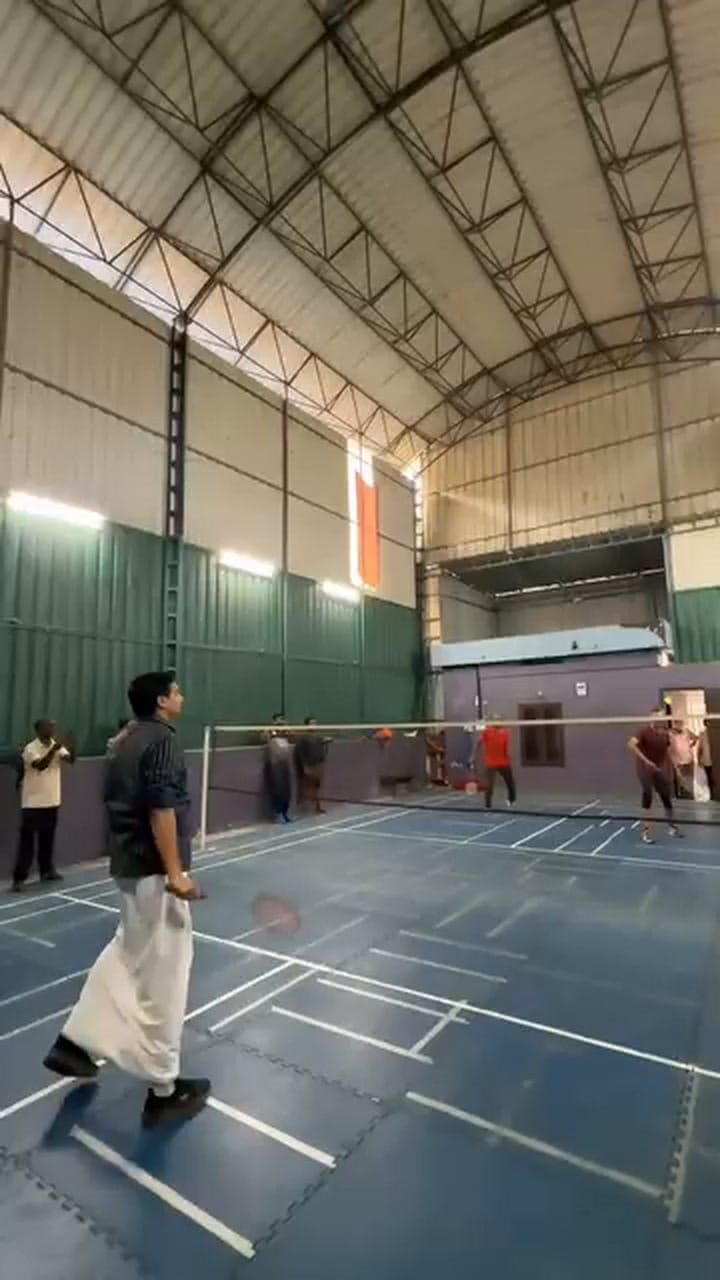 ആഹാ, മന്ത്രിക്ക് ഇതും വശമുണ്ടോ? തിരഞ്ഞെടുപ്പ് പ്രചാരണത്തിനിടെ ഷട്ടില്‍ കളിച്ച് മുഹമ്മദ് റിയാസ്‌