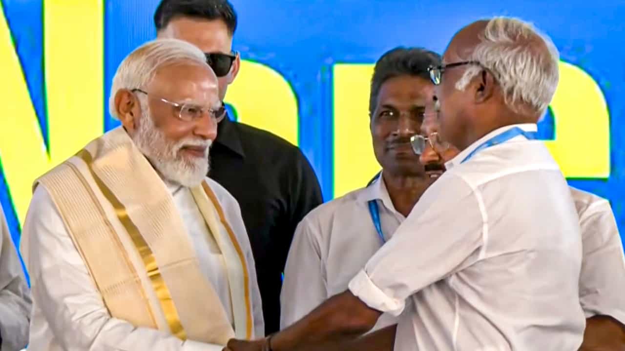 PM Modi in Kerala: മലയാളത്തിൽ പ്രസംഗ തുടക്കം,  കേരളത്തനിമയിൽ വേഷം, പ്രധാനമന്ത്രിയെത്തി