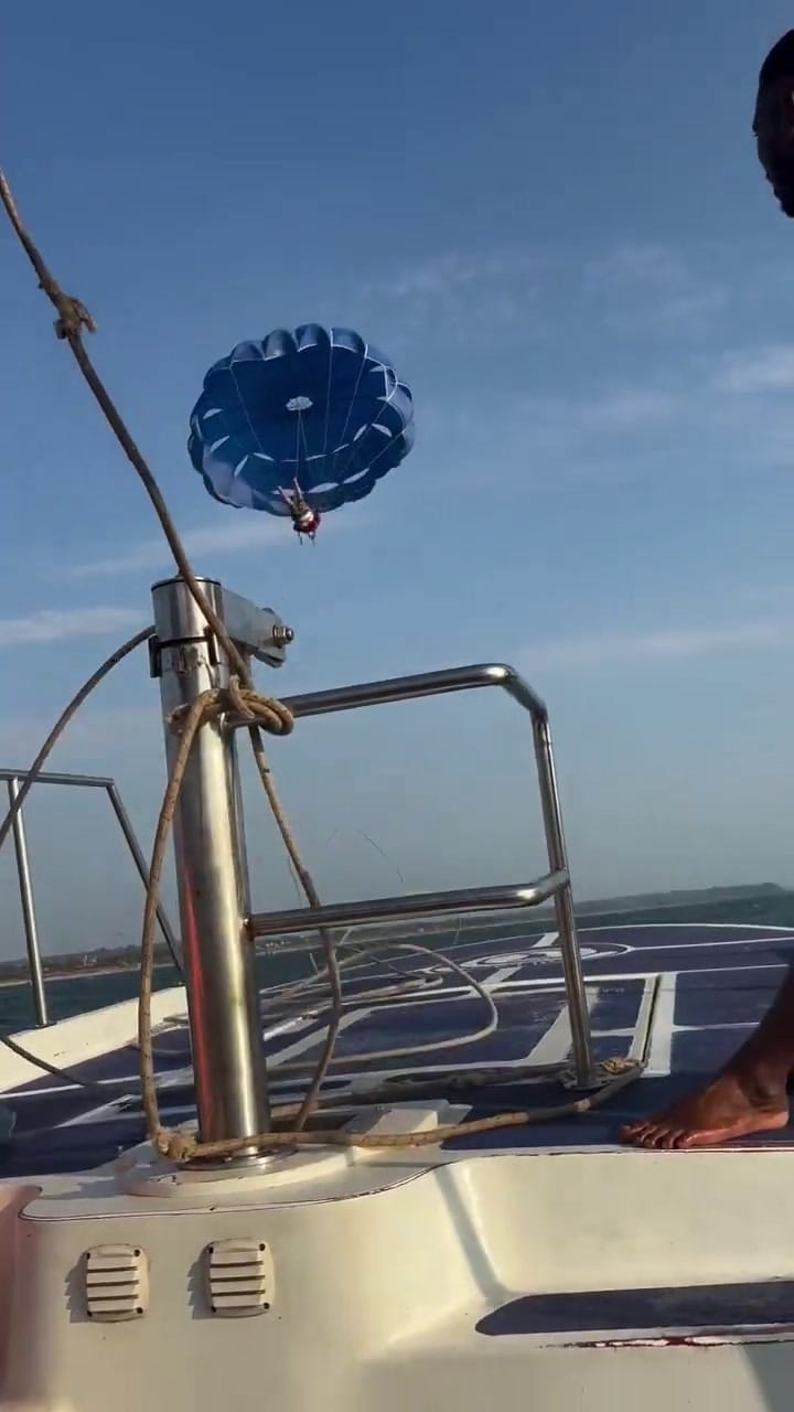 പാരാസെയിലിംഗിനിടെ കേബിള്‍ പൊട്ടി വിനോദസഞ്ചാരി കടലില്‍ വീണു; പിന്നാലെ രക്ഷപ്പെടുത്തി; സംഭവം ഗോവയില്‍