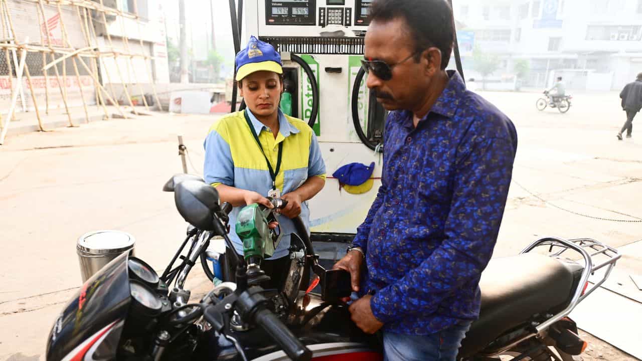 Petrol Price Hike : ഇന്ധനവില വർധിപ്പിച്ചു; പ്രീമിയം പെട്രോളിന് രണ്ട് രൂപ ഉയർത്തി Petrol Price Hike : ഇന്ധനവില വർധിപ്പിച്ചു; പ്രീമിയം പെട്രോളിന് രണ്ട് രൂപ ഉയർത്തി