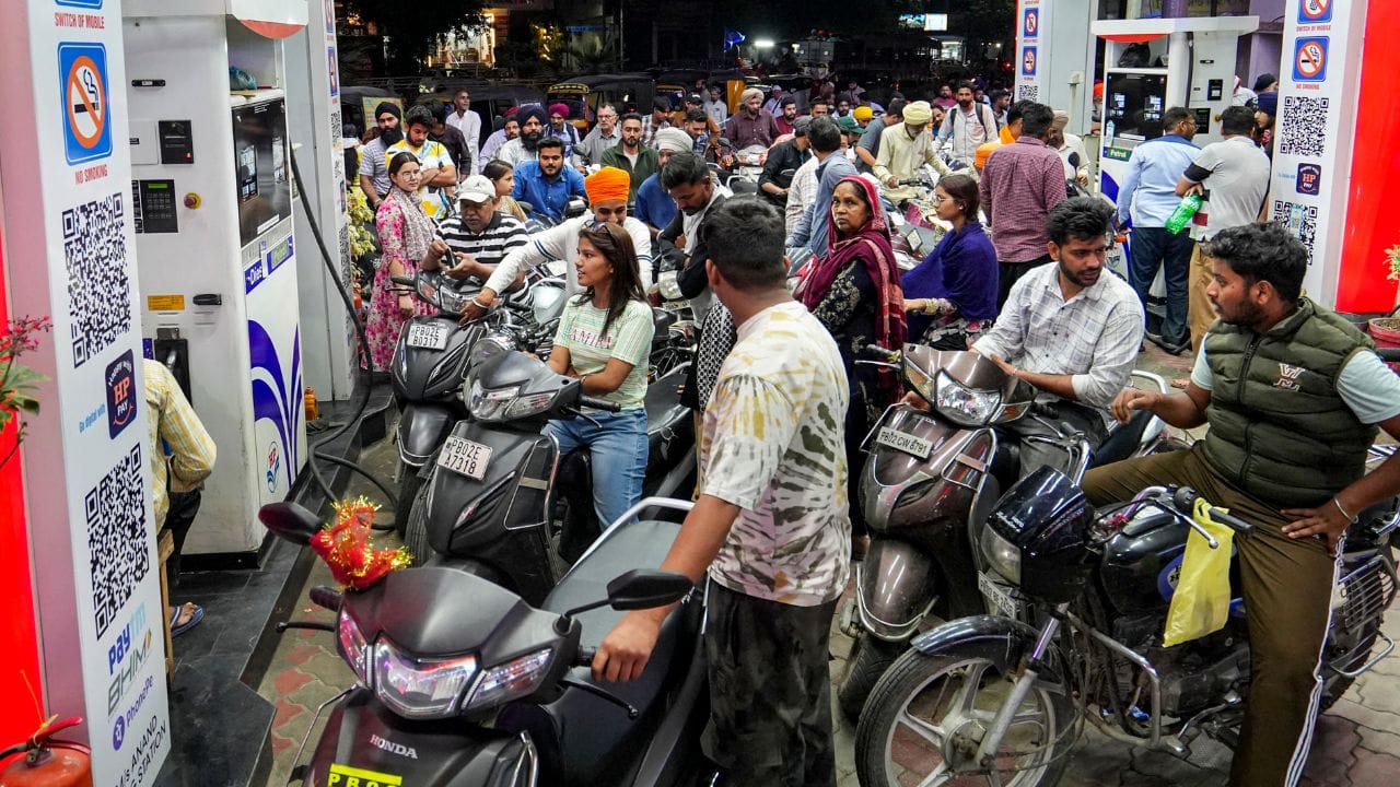 പെട്രോള്-ഡീസല് വിലകളില് ഏപ്രില് ഒന്നോടെ വര്ധനവുണ്ടാകുമെന്ന അഭ്യൂഹങ്ങളും ശക്തമാണ്. ആ സാഹചര്യത്തില് മാര്ച്ച് 31 ലെ വിലകള് പുറത്തുവിട്ട് കമ്പനികള്. ആഗോള ക്രൂഡ് ഓയില് വിലയിലെയും കറന്സി വിനിമയ നിരക്കുകളിലെയും മാറ്റം അനുസരിച്ചാണ് എണ്ണ വിതരണ കമ്പനികള് വില നിശ്ചയിക്കുന്നത്.