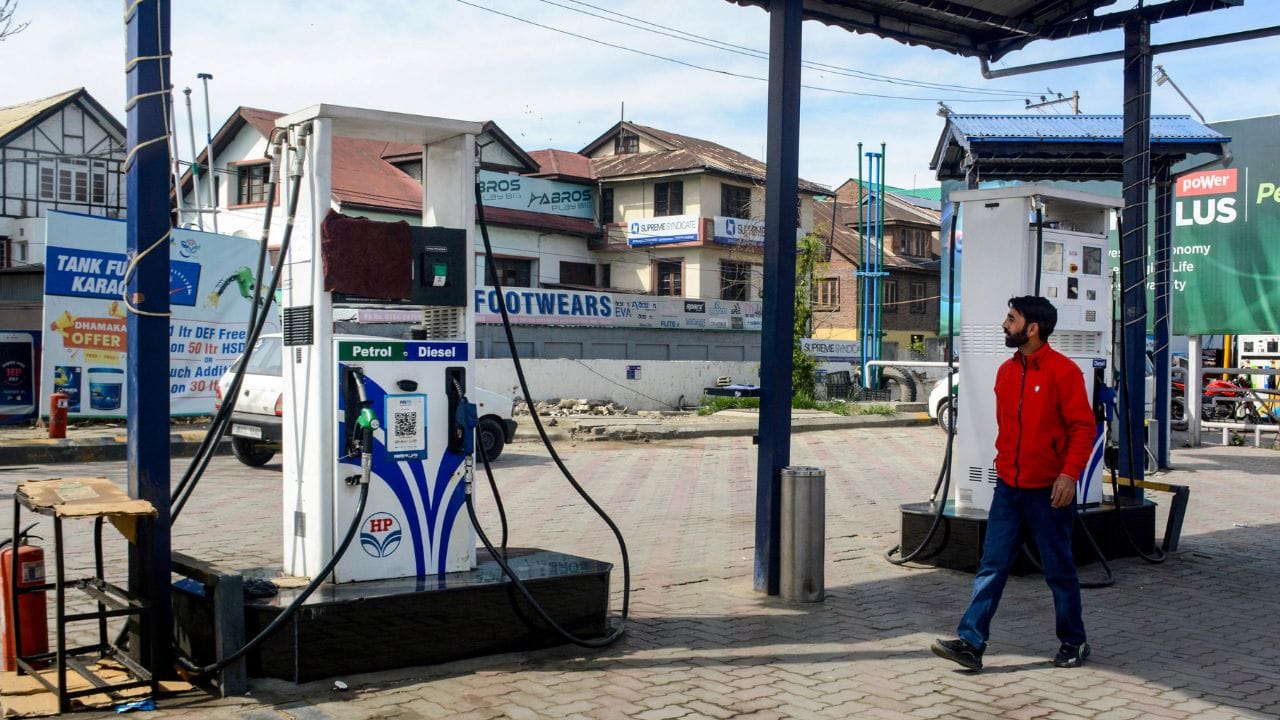 പശ്ചിമേഷ്യന് സംഘര്ഷം കാരണം വലയുന്നത് ഇന്ത്യന് ജനതയാണ്. രാജ്യത്ത് ആവശ്യത്തിന് ഇന്ധനം ഉണ്ടെന്ന് കേന്ദ്രം ഉറപ്പ് നല്കുമ്പോഴും ജനങ്ങള്ക്ക് സമാധാനമാകുന്നില്ല. പെട്രോള്, ഡീസല്, എല്പിജി ഇതെല്ലാം ദിവസങ്ങള്ക്കുള്ളില് ഇല്ലാതാകുമെന്ന ഭീതി അവരെ കീഴടക്കിക്കളഞ്ഞു. എന്നാല് അങ്ങനെയൊരു കാര്യം സംഭവിക്കാന് ഒരിക്കലും സാധ്യതയില്ലെന്നാണ് സര്ക്കാര് വ്യക്തമാക്കുന്നത്. (Image Credits: PTI)