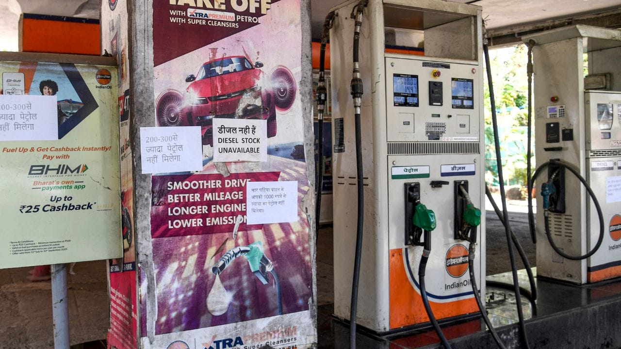 വരും ദിവസങ്ങളില് സാധാരണ പെട്രോള്, ഡീസല് വിലകളില് വര്ധനവുണ്ടാകുമോ എന്നതാണ് ഇപ്പോഴത്തെ വലിയ ചോദ്യം. പണപ്പെരുപ്പ ആശങ്കകള് കാരണം എണ്ണയുടെ വില ഉയരാന് സാധ്യതയില്ലെന്നാണ് റിപ്പോര്ട്ടുകള്. എന്നിരുന്നാലും, ആഗോള അസംസ്കൃത എണ്ണയുടെ വില കുത്തനെ ഉയരുകയും രൂപയുടെ മൂല്യം ഇടിയുകയും ചെയ്യുന്നത് ബിപിസിഎല്, എച്ച്പിസിഎല്, ഐഒസിഎല് തുടങ്ങിയ കമ്പനികളെ വില ഉയര്ത്താന് പ്രേരിപ്പിക്കും.