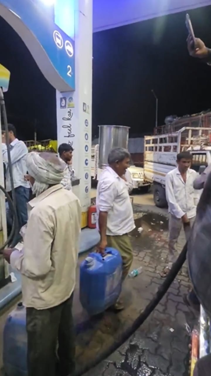സ്റ്റീൽ കുറ്റിയിലും ജാറിലും പെട്രോൾ, വാങ്ങാൻ ആളുകൾ ക്യൂ