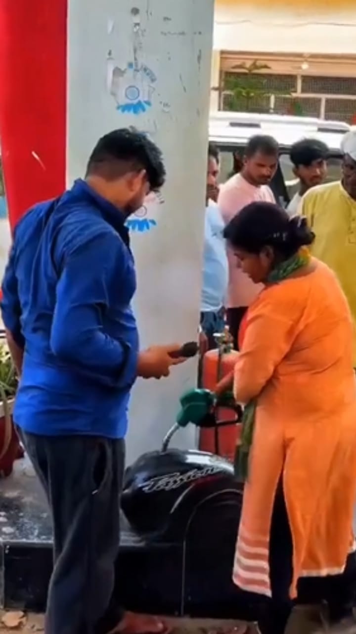 പെട്രോളിന് ബൈക്കിൻ്റെ ടാങ്ക് ഊരി എത്തി, യുവാവ്