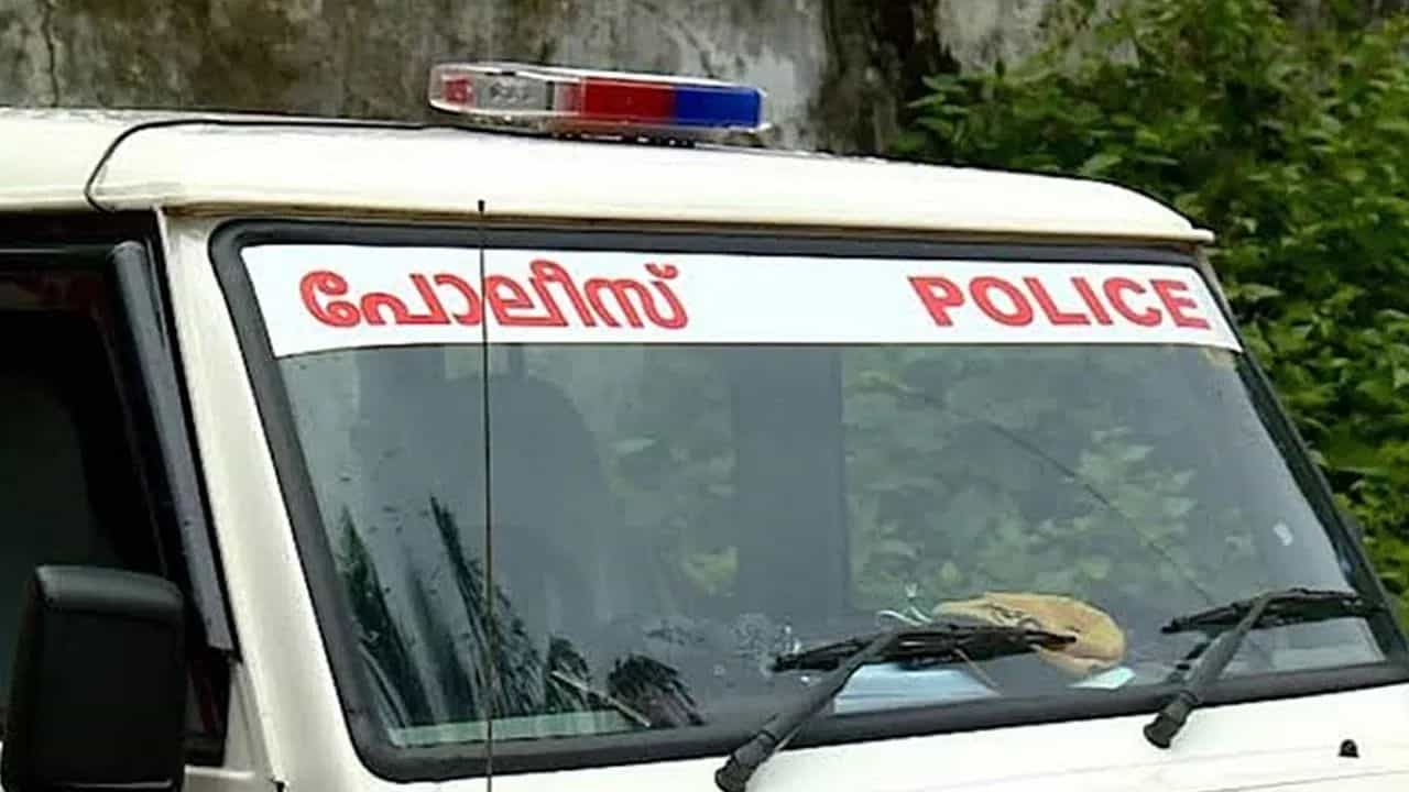 തിരുവനന്തപുരത്ത് വയോധികയെ വെട്ടുകത്തി കാട്ടി ഭീഷണിപ്പെടുത്തി പീഡനം; കേസെടുത്ത് പോലീസ് തിരുവനന്തപുരത്ത് വയോധികയെ വെട്ടുകത്തി കാട്ടി ഭീഷണിപ്പെടുത്തി പീഡനം; കേസെടുത്ത് പോലീസ്