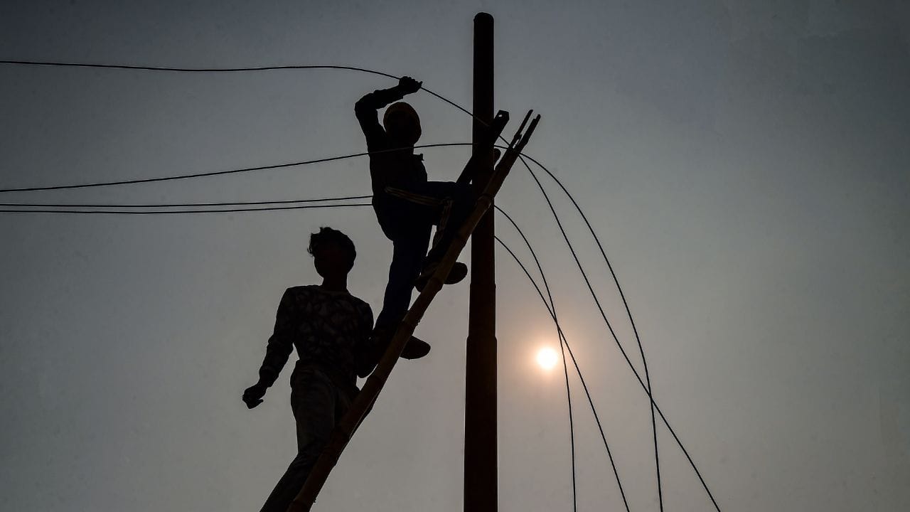 അറ്റുക്കുറ്റപ്പണികള്‍ക്ക് ശേഷം വൈദ്യുതി വിതരണം പുനഃസ്ഥാപിക്കും. നഗരത്തിലെ വിവിധ ജോലികളെ വൈദ്യുതി മുടക്കം ബാധിക്കാനിടയുണ്ട്. വൈദ്യുതി തടസപ്പെടുന്നതിനാല്‍ ആളുകള്‍ അവശ്യമായ ഉപകരണങ്ങള്‍ ചാര്‍ജ് ചെയ്ത് സൂക്ഷിക്കണമെന്നും മറ്റ് ബാക്കപ്പ് ക്രമീകരണങ്ങള്‍ കണ്ടെത്തണമെന്നും ബെസ്‌കോം ആവശ്യപ്പെട്ടു. 

