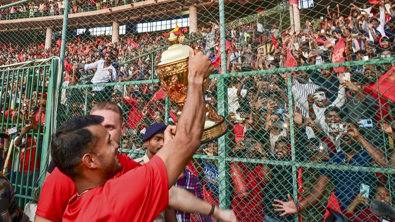 സംസ്ഥാന ആഭ്യന്തര മന്ത്രി ജി. പരമേശ്വര നിയോഗിച്ച സമിതി വെള്ളിയാഴ്ച സ്റ്റേഡിയം പരിശോധിച്ചിരുന്നു. തുടര്ന്ന് ഇന്ന് കര്ണാടക ക്രിക്കറ്റ് അസോസിയേഷന് അധികൃതരും, ആര്സിബി അധികൃതരും, ജി. മഹേശ്വര റാവുവിന്റെ നേതൃത്വത്തിലുള്ള വിദഗ്ദ സമിതി അംഗങ്ങളും നടത്തിയ കൂടിക്കാഴ്ചയെ തുടര്ന്നാണ് അനുമതി ലഭിച്ചത് (Image Credits: PTI).
