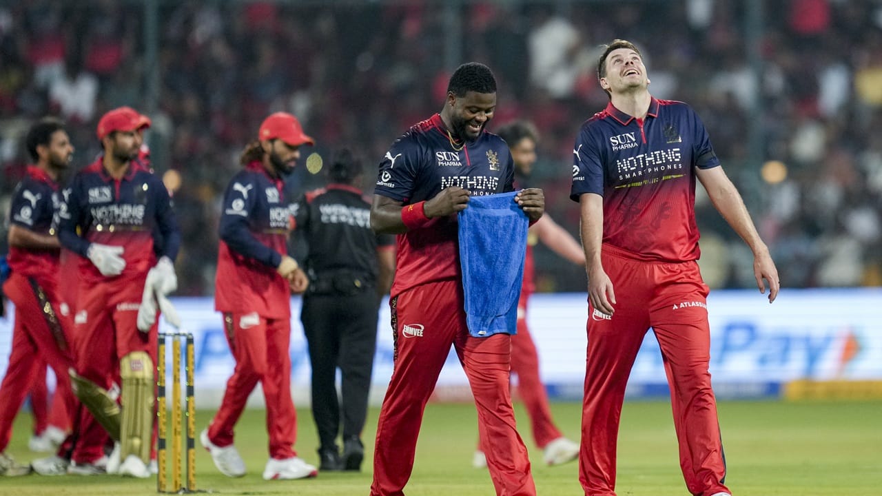 തുടര്ന്ന് ഇഷാന് കിഷന് ക്രീസിലേക്ക്. ഇതിനിടെ നാലാമനായി ബാറ്റിങിന് എത്തിയ നിതീഷ് കുമാര് റെഡ്ഡിയെയും ഡഫി വീഴ്ത്തി. നിതീഷിന് നേടാനായത് ആറു പന്തില് ഒരു റണ്സ് മാത്രം. ഇതോടെ സണ്റൈസേഴ്സിന്റെ നില പരുങ്ങലിലായി.