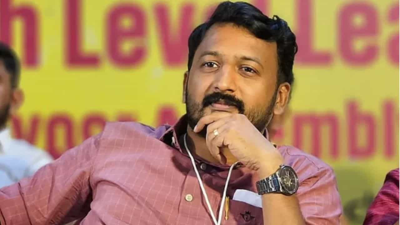 Rahul Mamoottathil: രാഹുലിന് വീണ്ടും കുരുക്ക്; സൈബർ അധിക്ഷേപത്തിന് 2 അതിജീവിതമാർ പരാതി നൽകി Rahul Mamoottathil: രാഹുലിന് വീണ്ടും കുരുക്ക്; സൈബർ അധിക്ഷേപത്തിന് 2 അതിജീവിതമാർ പരാതി നൽകി