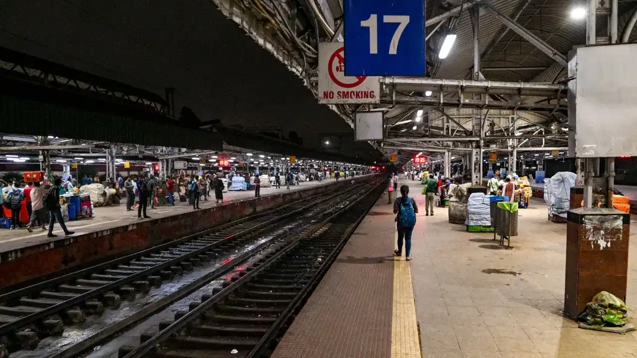Ernakulam South Railway Station: ഇനി ട്രെയിനിൽ നിന്ന് ചാടി ഇറങ്ങേണ്ട, തൂങ്ങി കയറേണ്ട, സ്റ്റേഷനിൽ പ്ലാറ്റ്‌ഫോമുകളുടെ ഉയരം കൂട്ടുന്നു