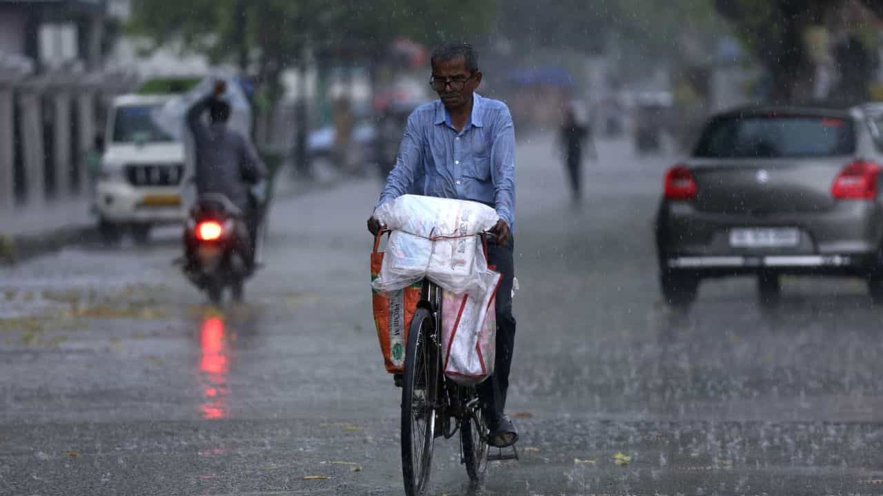Kerala Rain Alert: ചൂടിന് വിട... ഇന്നും കുളിരായി വേനൽ മഴയെത്തും; ഈ ജില്ലകളിൽ മുന്നറിയിപ്പ് Kerala Rain Alert: ചൂടിന് വിട... ഇന്നും കുളിരായി വേനൽ മഴയെത്തും; ഈ ജില്ലകളിൽ മുന്നറിയിപ്പ്
