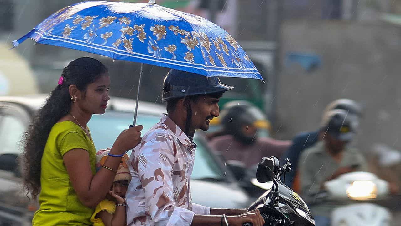 Kerala Weather Update: മഴയെ കാത്തിരിക്കണോ? ശമനമില്ലാതെ പൊള്ളുന്ന ചൂട്; വരും മണിക്കൂറിലെ കാലാവസ്ഥ Kerala Weather Update: മഴയെ കാത്തിരിക്കണോ? ശമനമില്ലാതെ പൊള്ളുന്ന ചൂട്; വരും മണിക്കൂറിലെ കാലാവസ്ഥ