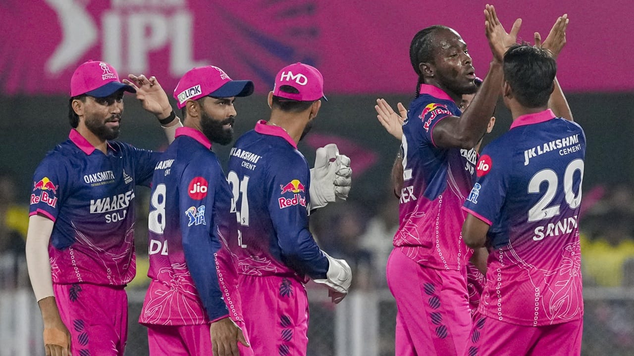 കാര്ത്തിക് ശര്മ (15 പന്തില് 18), സര്ഫറാസ് ഖാന് (12 പന്തില് 17), ജാമി ഒവര്ട്ടണ് (36 പന്തില് 43) എന്നിവര് ചെറുത്തുനില്പിന് ശ്രമിച്ചത് അല്പം ആശ്വാസമായി. ജാമി ഒവര്ട്ടണാണ് ടോപ് സ്കോറര്. അന്ഷുല് കാംബോജ്-10 പന്തില് ഏഴ് നോട്ടൗട്ട്, നൂര് അഹമ്മദ്-ഒമ്പത് പന്തില് ഒന്ന് എന്നിങ്ങനെയാണ് മറ്റ് ബാറ്റര്മാരുടെ സ്കോറുകള്. ചെന്നൈയ്ക്ക് വേണ്ടി ജോഫ്ര ആര്ച്ചര്, നാന്ദ്രെ ബര്ജര്, രവീന്ദ്ര ജഡേജ എന്നിവര് രണ്ട് വിക്കറ്റ് വീതവും, ബ്രിജേഷ് ശര്മ, സന്ദീപ് ശര്മ, രവി ബിഷ്ണോയ് എന്നിവര് ഓരോ വിക്കറ്റ് വീതവും വീഴ്ത്തി.