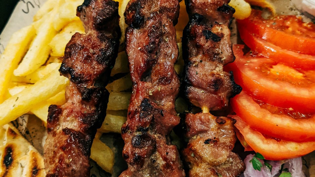 മട്ടൺ സീഖ് കബാബ്: അരച്ചെടുത്ത മട്ടണിൽ സുഗന്ധവ്യഞ്ജനങ്ങളും പച്ചമരുന്നുകളും ചേർത്ത് കമ്പികളിൽ കോർത്ത് ഗ്രിൽ ചെയ്തെടുക്കുന്നതാണ് സീഖ് കബാബ്. പുകയും കനലും തട്ടിയുള്ള ഇതിന്റെ പ്രത്യേക മണവും മൃദുവായ ഘടനയും ഇഫ്താർ പ്ലേറ്റുകൾക്ക് കൂടുതൽ ചാരുത നൽകുന്നു.