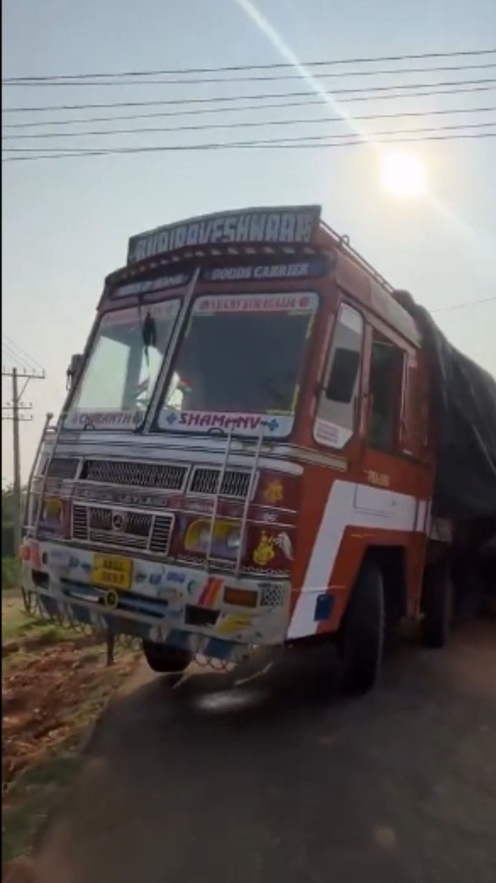 റേഷൻ ലോറി മറിഞ്ഞു, അരിയുമായി കടന്ന് നാട്ടുകാർ