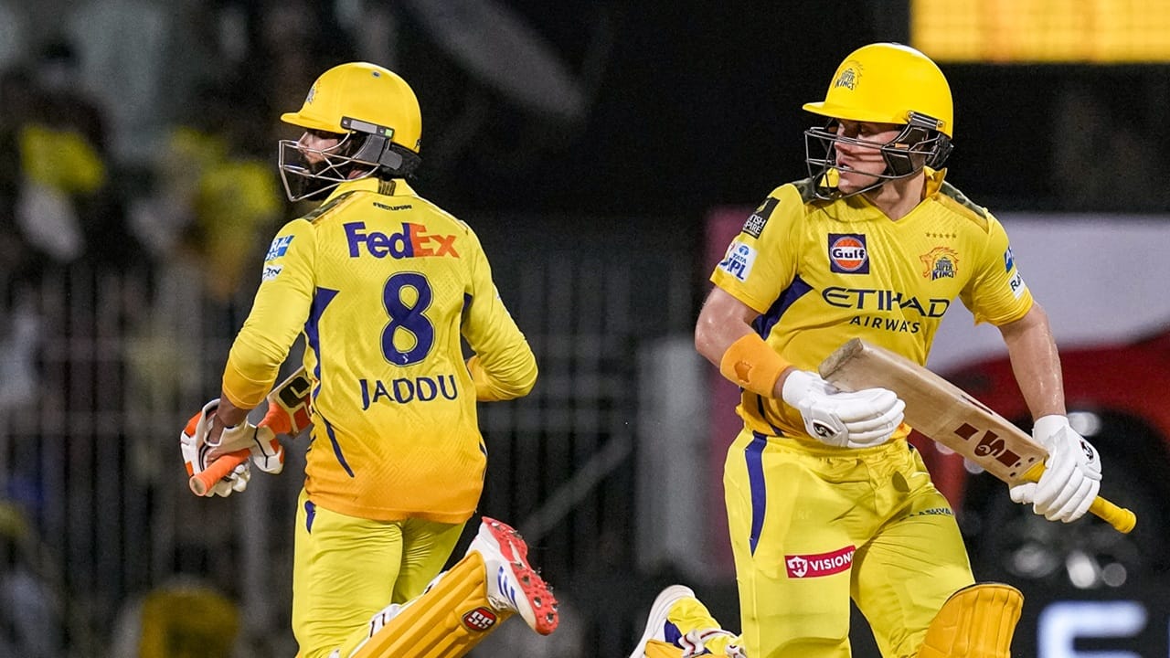 ഐപിഎല്‍ ആരംഭിക്കുന്നതിന് മുമ്പ് രാജസ്ഥാന്‍ റോയല്‍സിന് തിരിച്ചടി. സഞ്ജു സാംസണ് പകരം ചെന്നൈ സൂപ്പര്‍ കിങ്‌സില്‍ നിന്ന് റോയല്‍സില്‍ എത്തിച്ച രണ്ട് താരങ്ങളില്‍ ഒരാള്‍ പരിക്കേറ്റ് ലീഗില്‍ നിന്ന് പുറത്തായി. രവീന്ദ്ര ജഡേജ, സാം കറന്‍ എന്നിവരെയാണ് ചെന്നൈയില്‍ നിന്ന് റോയല്‍സിലേക്ക് ട്രേഡ് ചെയ്തത്. ഇതില്‍ സാം കറനാണ് പരിക്കേറ്റ് പുറത്തായത് (Image Credits: PTI).