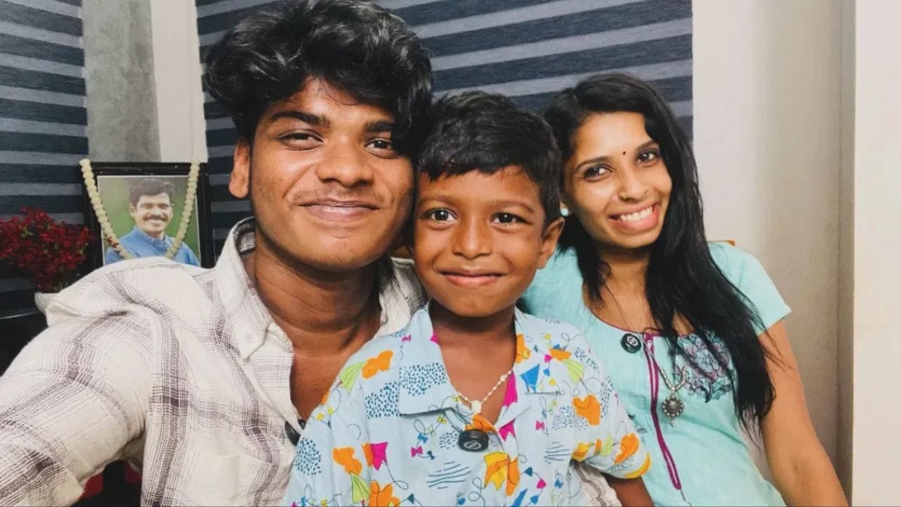 ഇതിന് പിന്നാലെ വലിയ രീതിയിലുള്ള വിമർശനമാണ് രേണുവിനെതിരെ സോഷ്യൽ മീഡിയയിൽ ഉയർന്നു വരുന്നത്. പിന്നാലെ ഇതാ പൊട്ടിക്കരയുന്ന വീഡിയോയുമായി എത്തിയിരിക്കുകയാണ് രേണു. തന്നെ വിറ്റു കാശ് ആക്കുന്നവരോട് എന്തിനാണ് നിങ്ങൾ ഇങ്ങനെ ചെയ്യുന്നത് എന്നാണ് രേണു ചോദിക്കുന്നത്. നിങ്ങൾക്ക് ഞാനൊരു കണ്ടന്റ് ആയിരിക്കാം എന്നാൽ എനിക്ക് ഇത് വളരെയധികം മാനസിക വിഷമങ്ങൾ ഉണ്ടാക്കുന്നുണ്ട്. നിങ്ങൾക്ക് ഞാൻ ആത്മഹത്യ ചെയ്യുകയാണോ വേണ്ടത്. ഞാൻ ചാകാതിരിക്കുന്നത് പല കാര്യങ്ങളും എന്നെ പിന്നോട്ട് വലിക്കുന്നത് കൊണ്ടാണ്. ഇങ്ങനെ പോയാൽ ഞാൻ ആത്മഹത്യ ചെയ്യും എന്നും രേണു സുധി പറയുന്നു. ഫെയ്സ്ബുക്ക് ഇൻസ്റ്റാഗ്രാമും ഒന്നും തുറക്കാൻ പറ്റാത്ത അവസ്ഥയാണ്. (PHOTO: INSTAGRAM) 