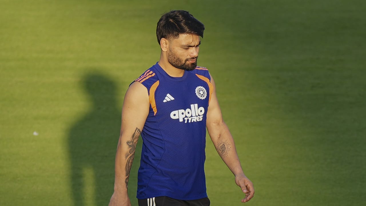 റിങ്കു സിങ്, വാഷിങ്ടണ് സുന്ദര്, മുഹമ്മദ് സിറാജ് എന്നിവര്ക്കും അവസരമില്ലെന്നാണ് സൂചന. ഓപ്ഷണല് സെഷനില് റിങ്കുവും, സിറാജും ഏറെ നേരം പരിശീലിച്ചിരുന്നു. ഇതോടെ ഇരുവരും കളിച്ചേക്കുമെന്ന അഭ്യൂഹമുയര്ന്നിരുന്നു (Image Credits: PTI).